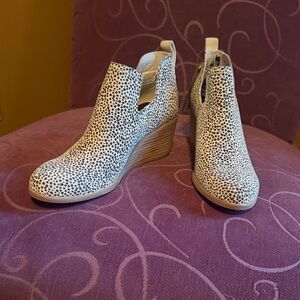 Toms Cream and Black Patterned Ankle Boots